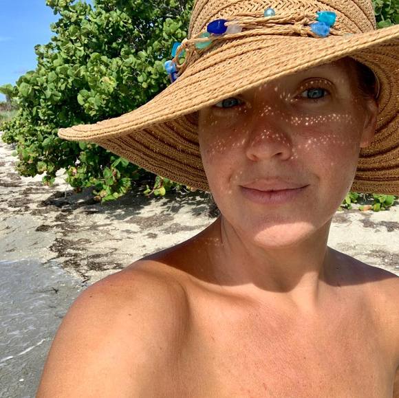 Meet your Posher, Stephanie - Picture 1 of 6